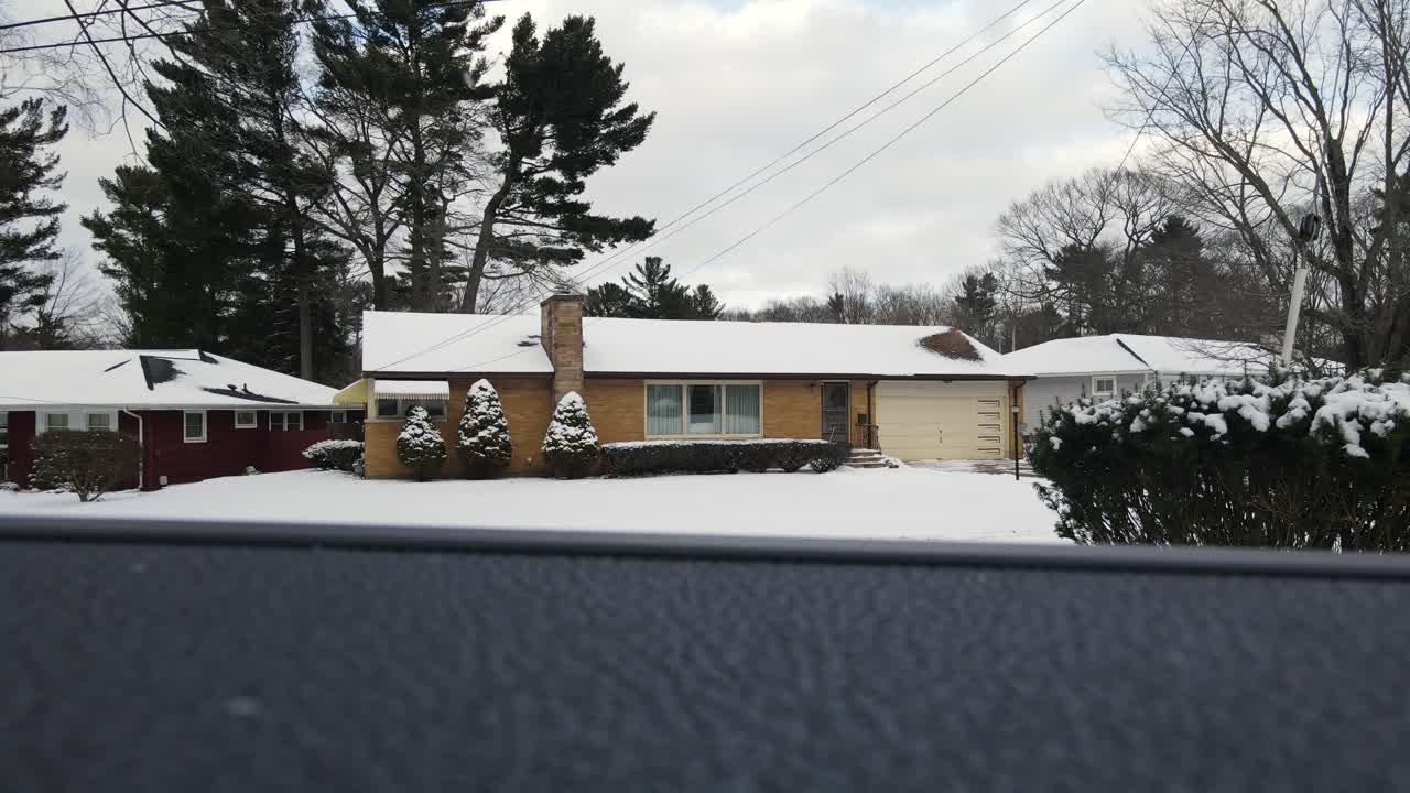 주차된 트럭 침대에서 보이는 부드러운 눈