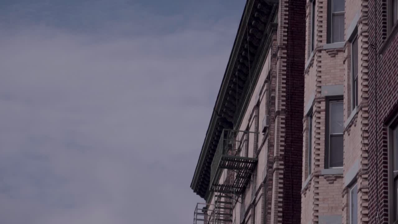 esta es una grabación de algún edificio en la ciudad de nueva york