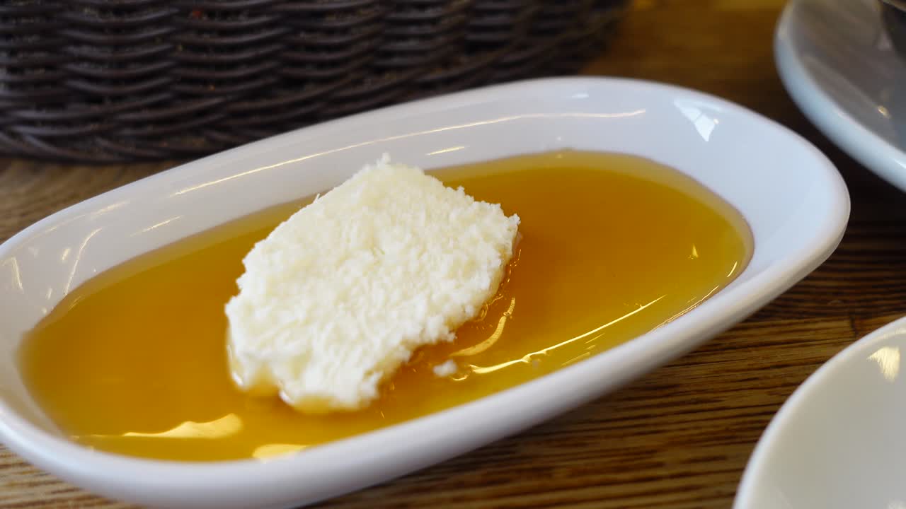 desayuno turco con miel y queso