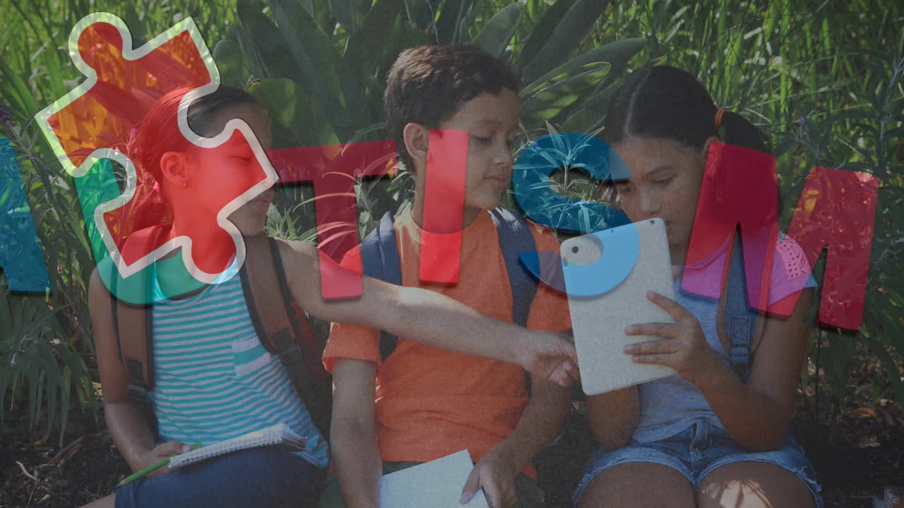 animación de piezas de rompecabezas coloridas y texto de autismo sobre niños en edad escolar utilizando tabletas