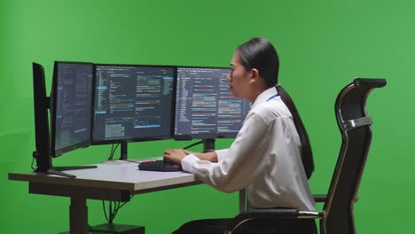 코드를 작업하는 프로그래머 여성
