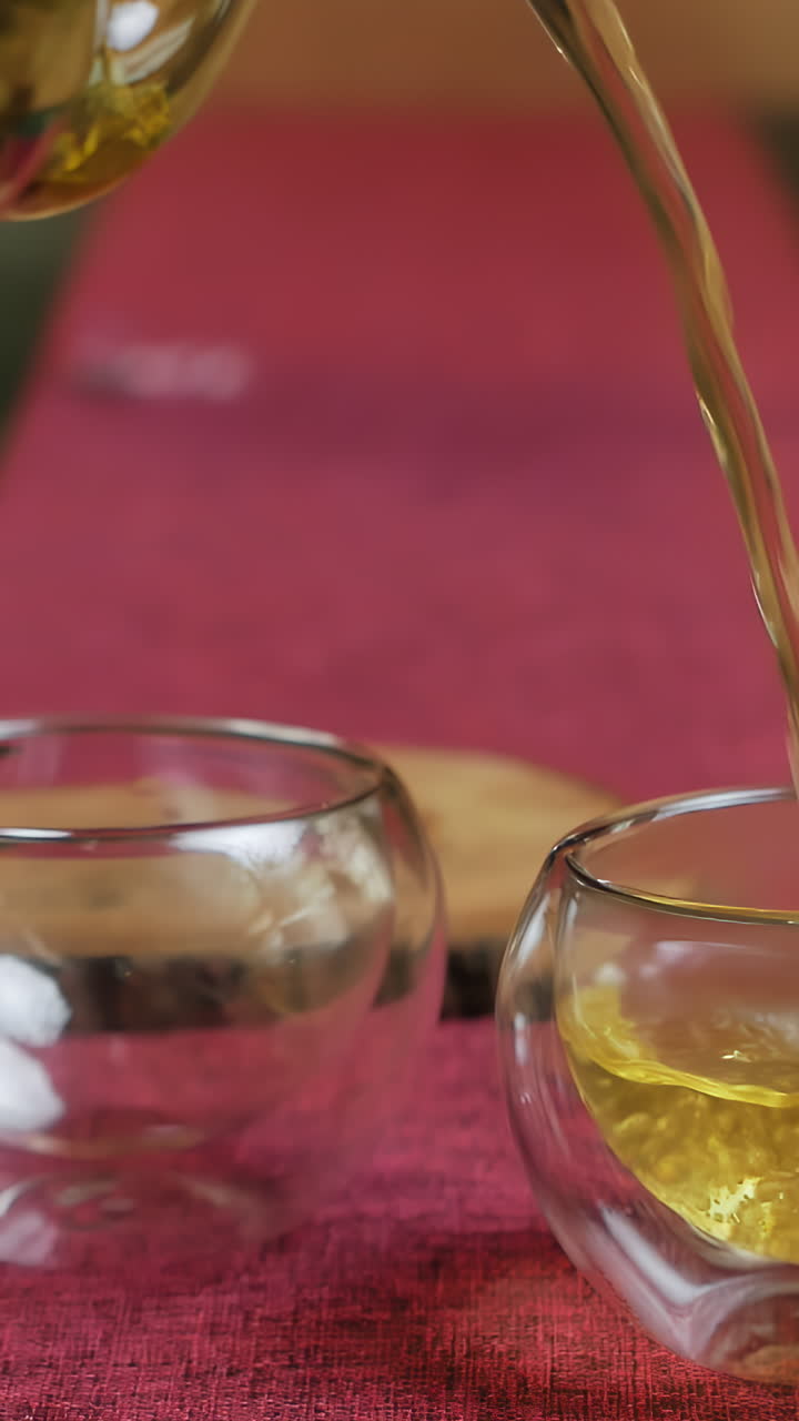 유리 컵 에 차 를 부는 것