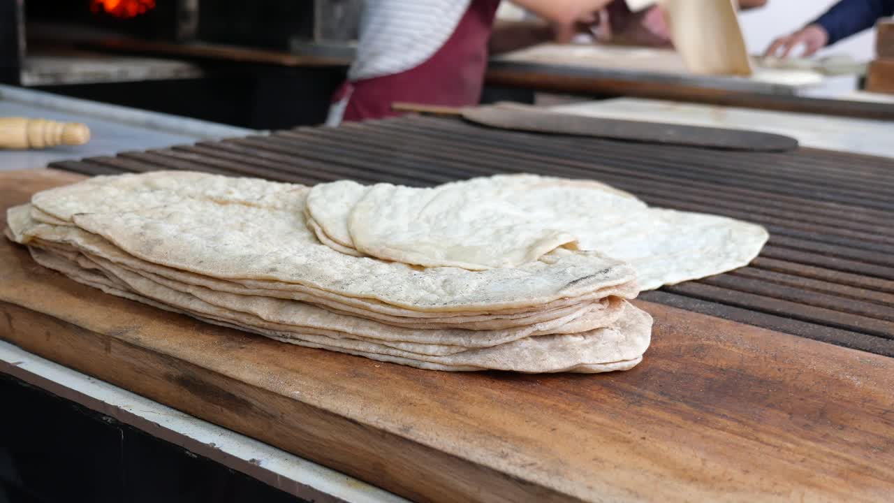 Nylagde flatbrød på et rustikt trebrett
