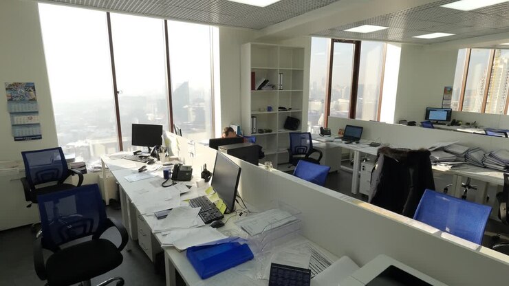 Espacio de trabajo de oficina moderno con vista a la ciudad
