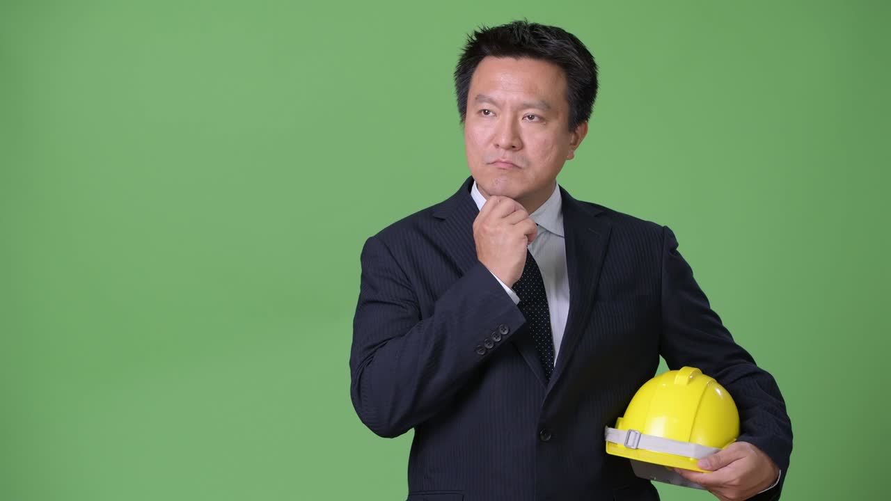 녹색 배경에 성숙한 일본 사업가