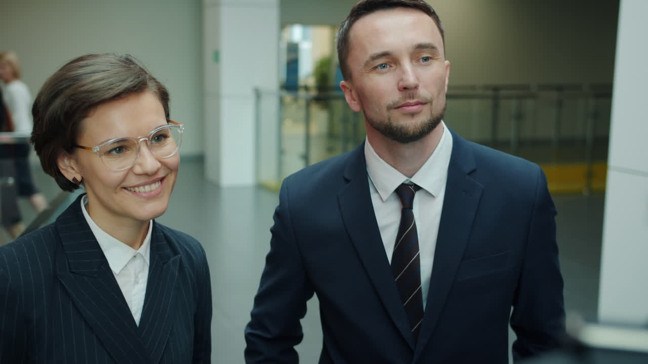 деловой разговор в офисном коридоре