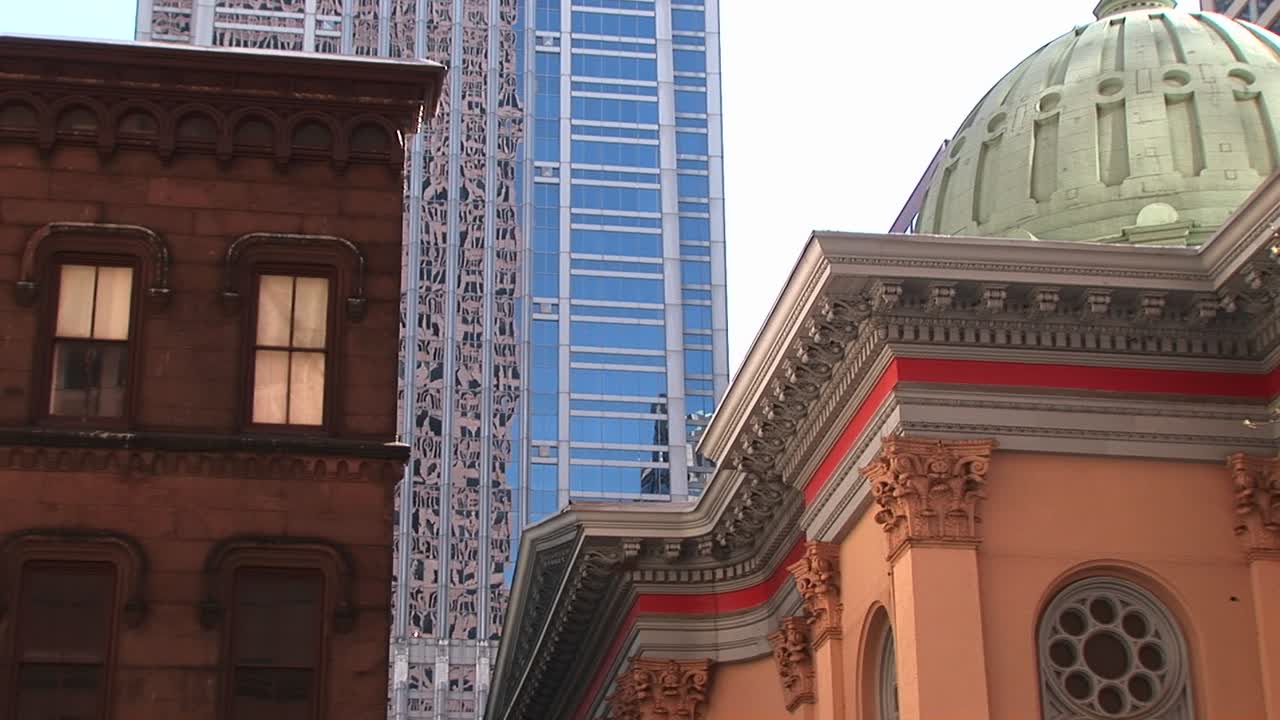 카메라는 필라델피아의 세 가지 유형의 도시 건축을 포착합니다.