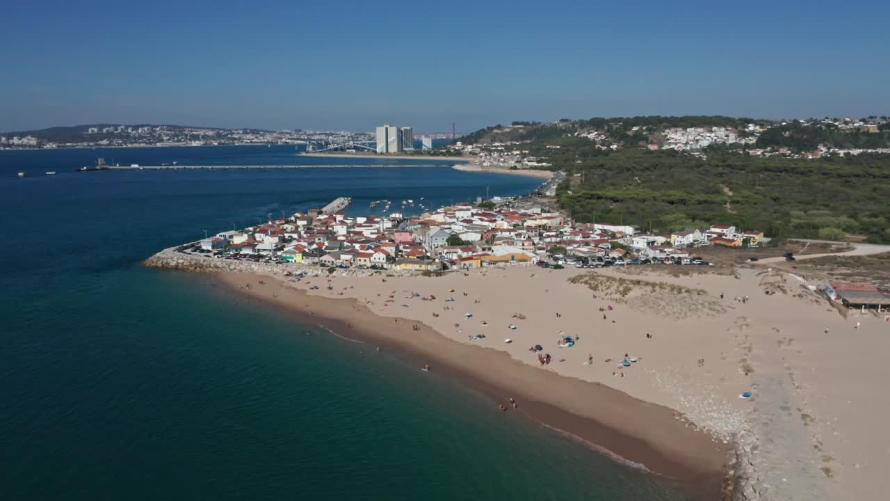 imágenes de drones de pedestal descendente de la aldea de cova do vapor