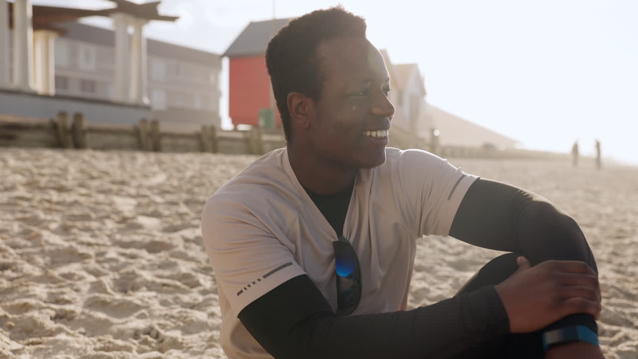 생각하고, 여행하고, 해변에서 행복한 흑인