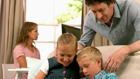 Linda-Familia-Mirando-Tableta