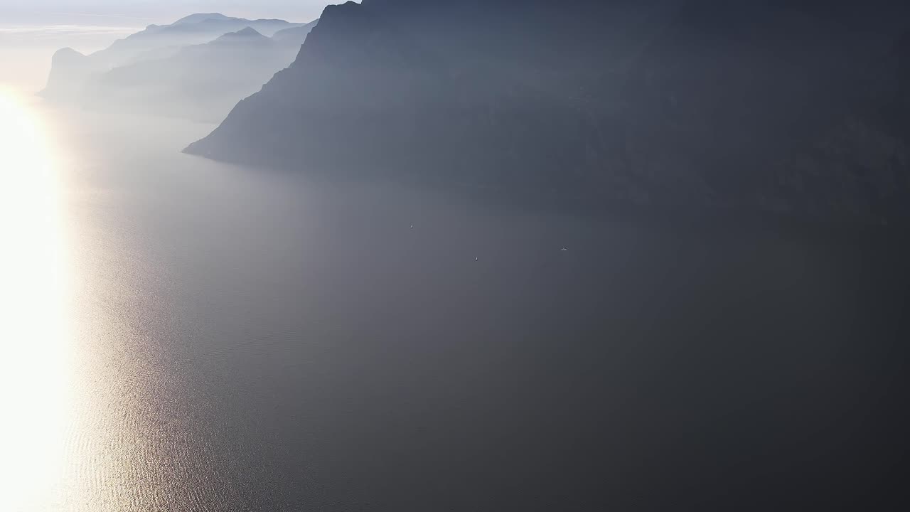 Montagne e acqua sulle Alpi alla luce del giorno in Italia