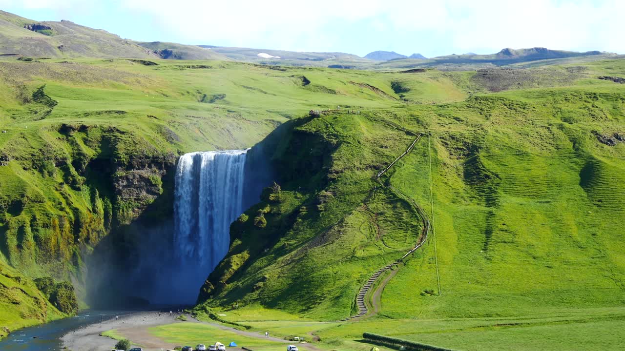 vista aérea alrededor de la cascada de skogafoss en islandia