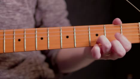 Una-Mujer-Tocando-Acordes-De-Guitarra