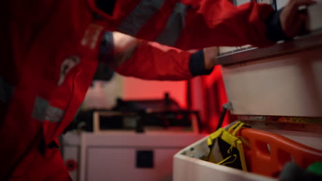 equipo de rescate de paramédicos corriendo para llamar al 911 en el coche de ambulancia