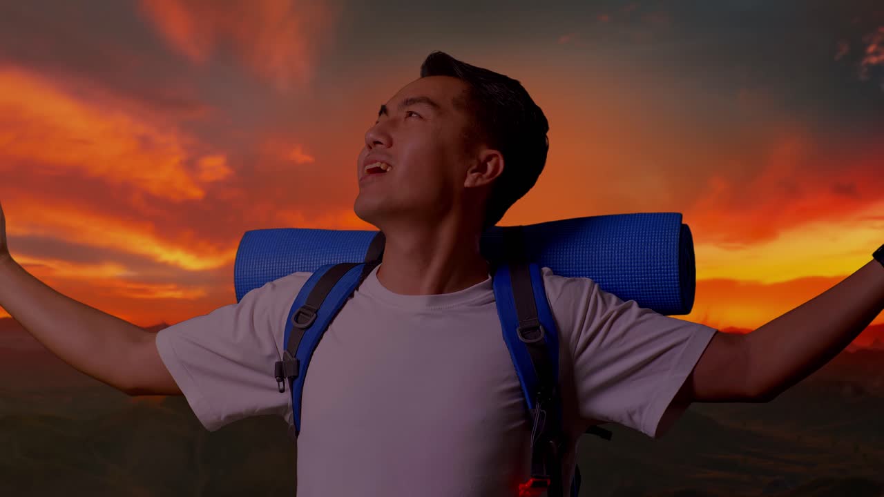 un caminante feliz al atardecer