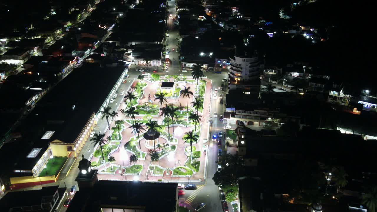 imágenes de hiperlapso nocturno de la plaza principal en un pequeño pueblo en veracruz, méxico
