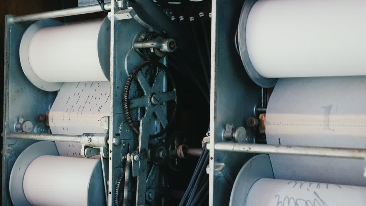 멜로디가 종이 천공 카드에 프로그래밍된 고대 주크박스 메커니즘