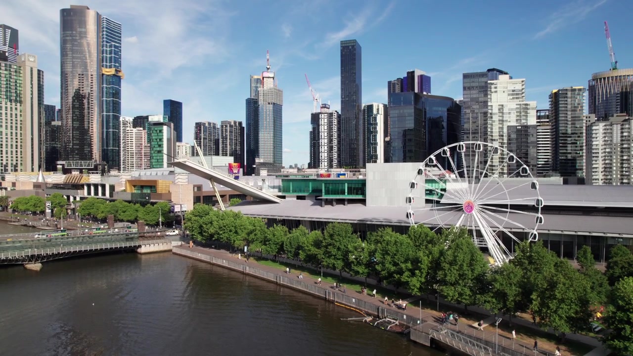 Ruota panoramica e passeggiata di South Wharf a Southbank, Melbourne, vista aerea 4K
