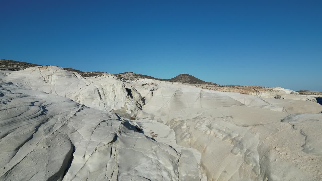 Formazioni geologiche uniche sulla spiaggia di Sarakiniko, nell'isola greca di Milo. Ripresa FPV
