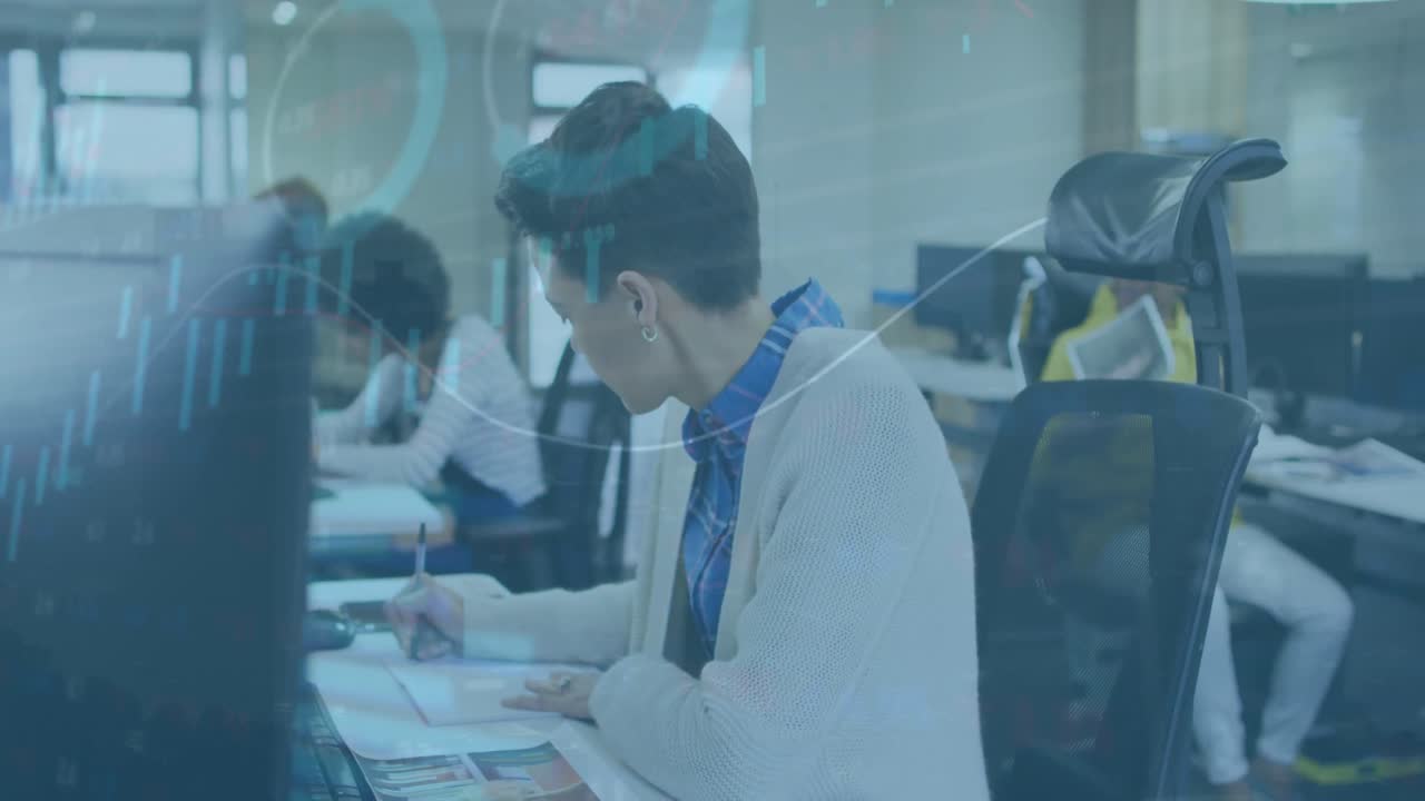 사무실에서 다양한 사업가 여성에 대한 금융 데이터 처리의 활성화