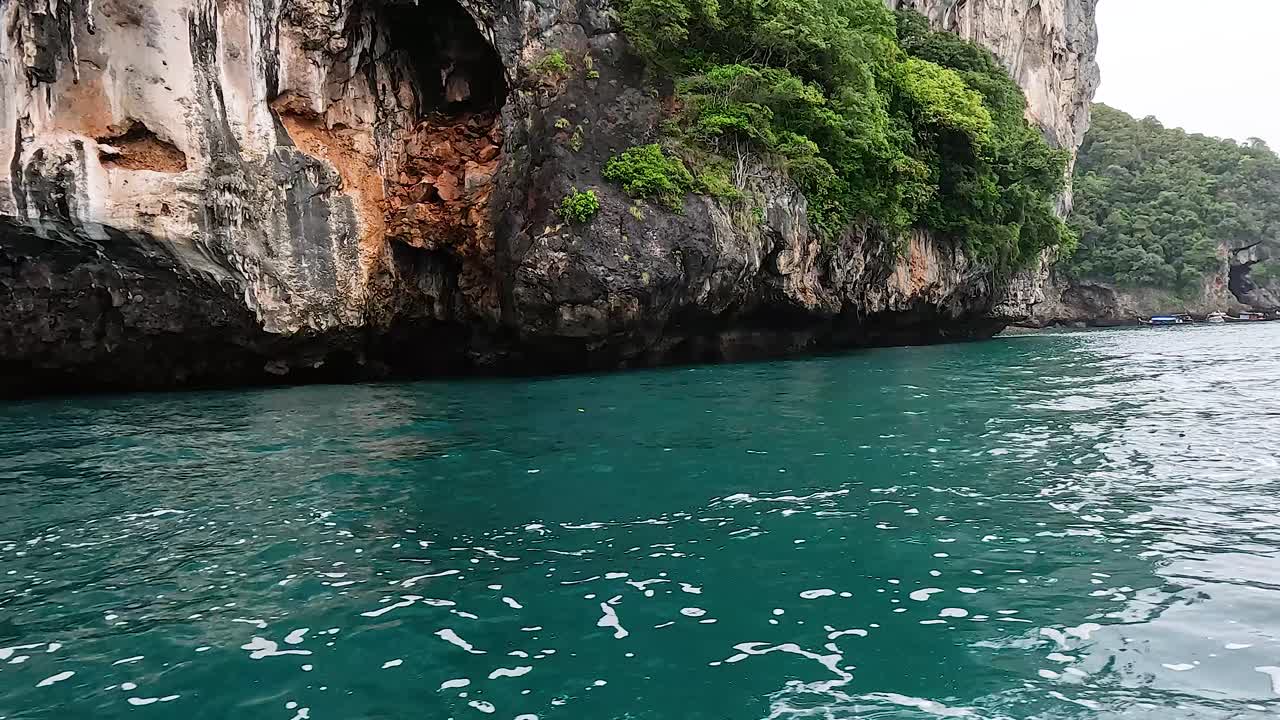 Viaggio in barca tra le mozzafiato scogliere costiere di Krabi