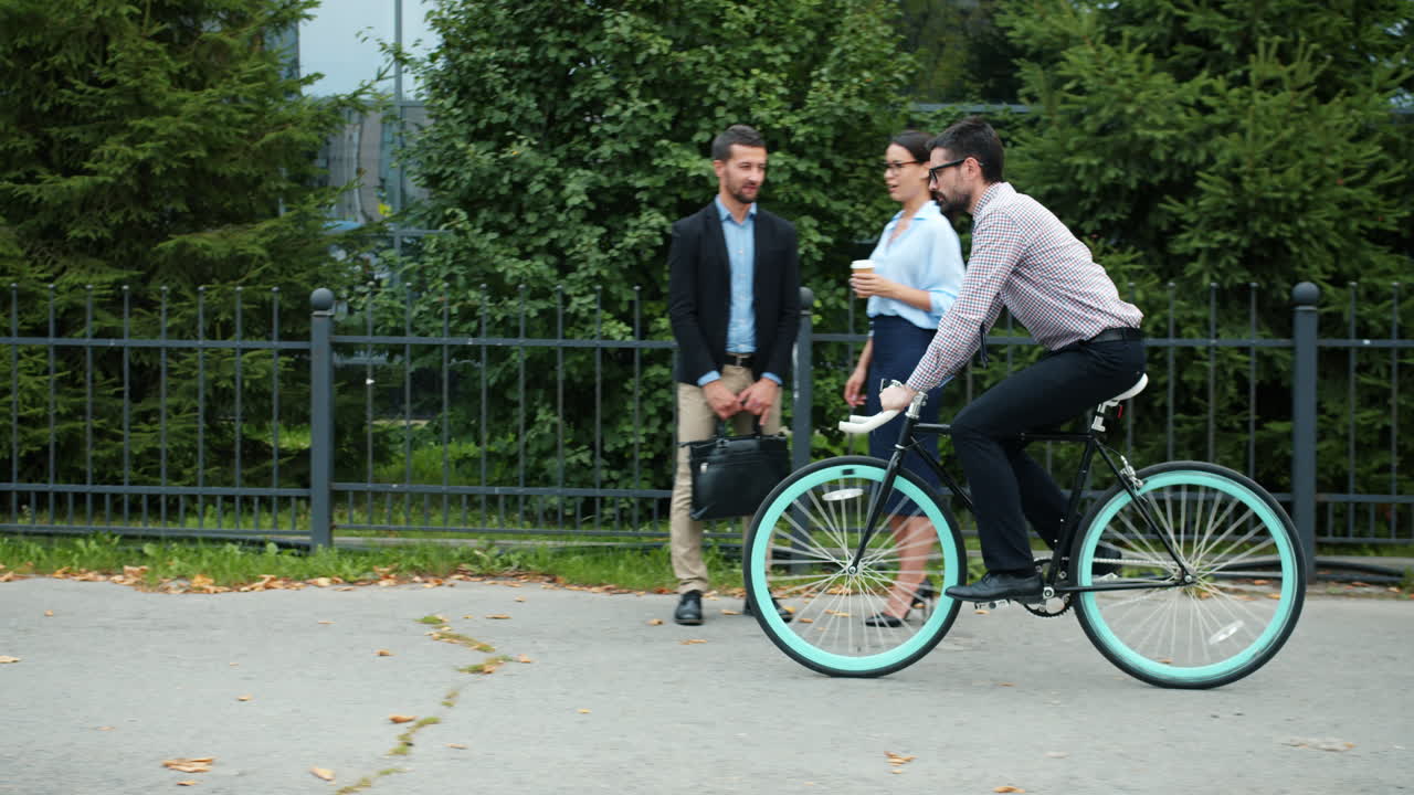 도시 에서 자전거 를 타고 있는 사업가