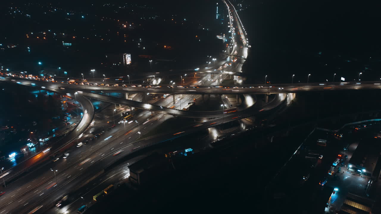 바쁜 고속도로 교차로 의 야간 공중 사진