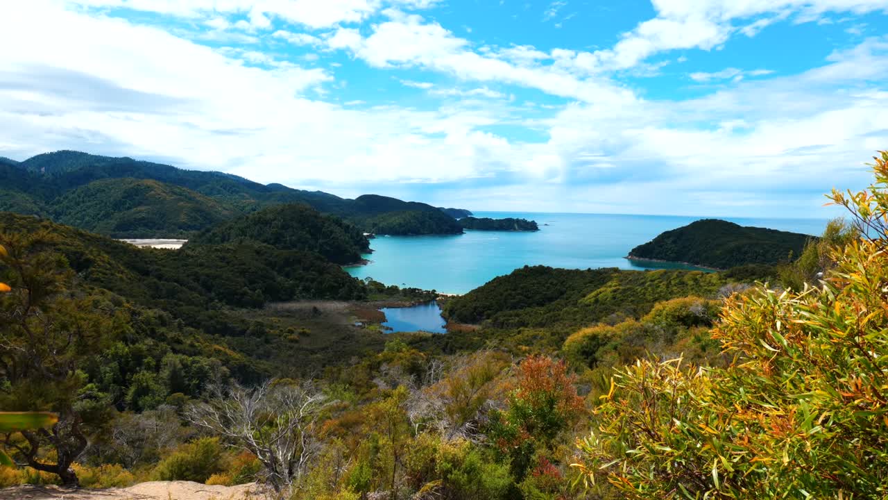 아벨 타스만 국립공원 (abel tasman national park) 에 있는 만의 평온한 아름다움을 포착하는 파노라마 풍경.