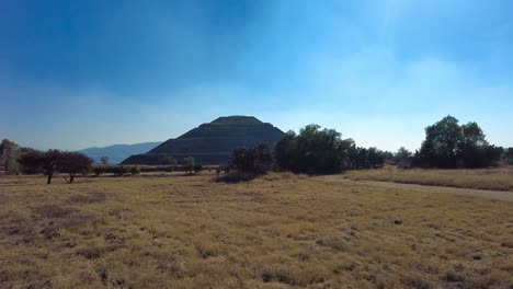 admiring the greatness of the pyramid of the sun under a clear sky that will take your breath away