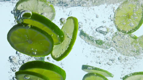 dejando caer rebanadas de limón de agua en un primer plano súper lento. pedazos de cítricos salpicando