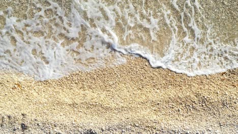 largas playas de arena en el mar adriático en croacia, las olas se rompen en la hermosa orilla.