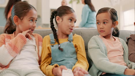 amigos, sala de estar y niños en el sofá