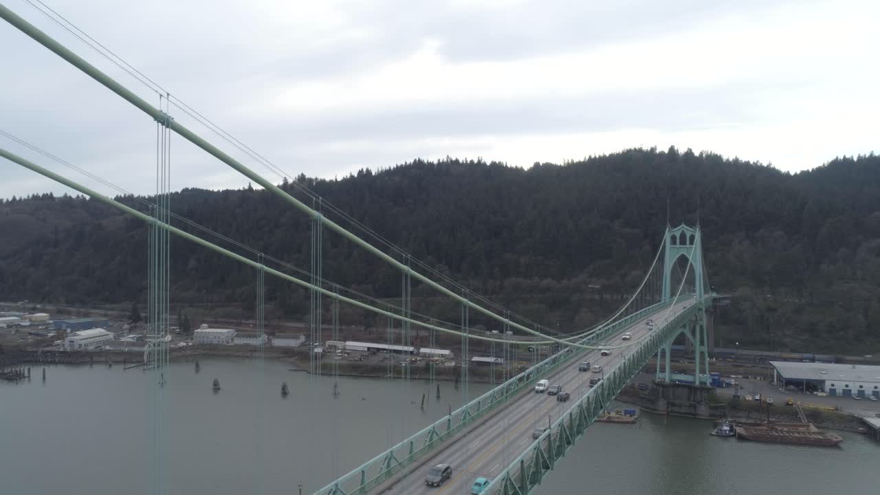 세인트를 가로질러 여행하는 자동차와 자전거