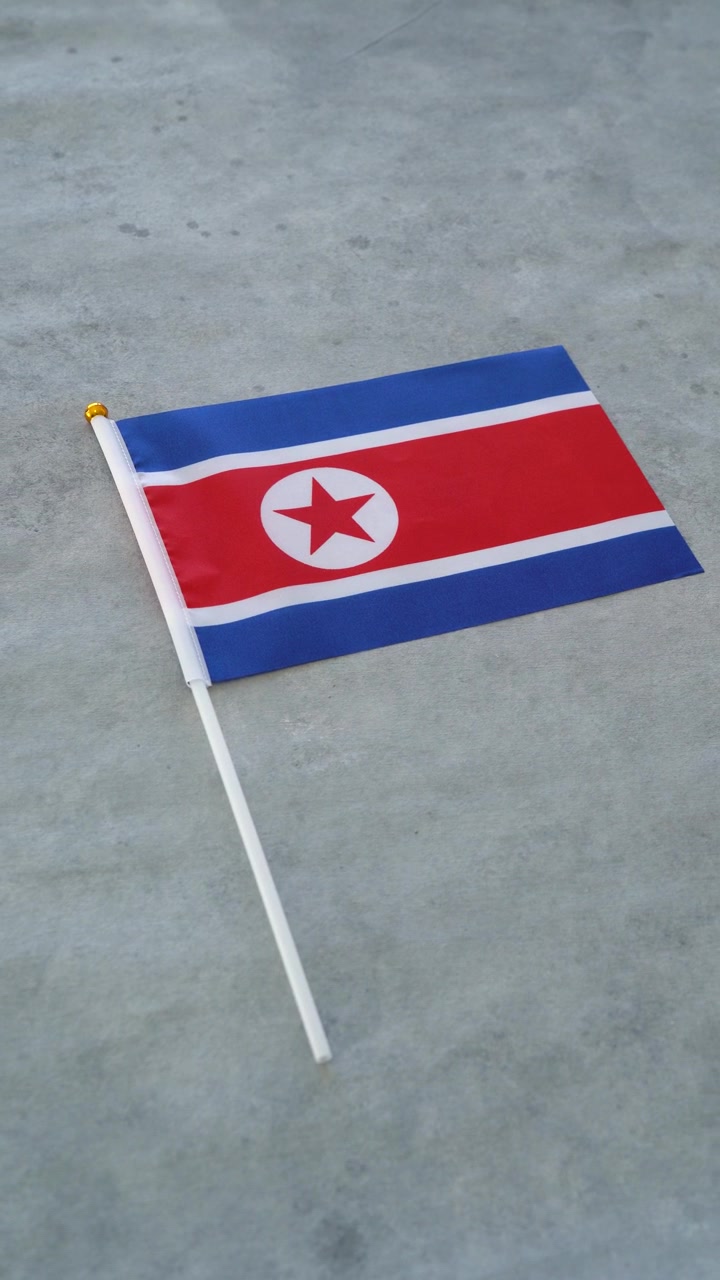 Bandiera nazionale della Corea del Nord. Scatto verticale. Bandiera nordcoreana con sfondo.
