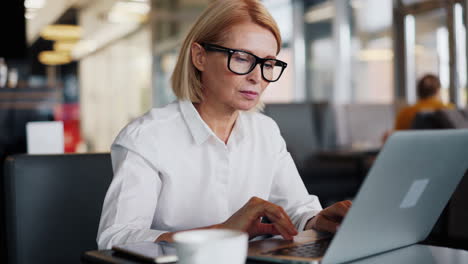 businesswoman working on laptop in cafe