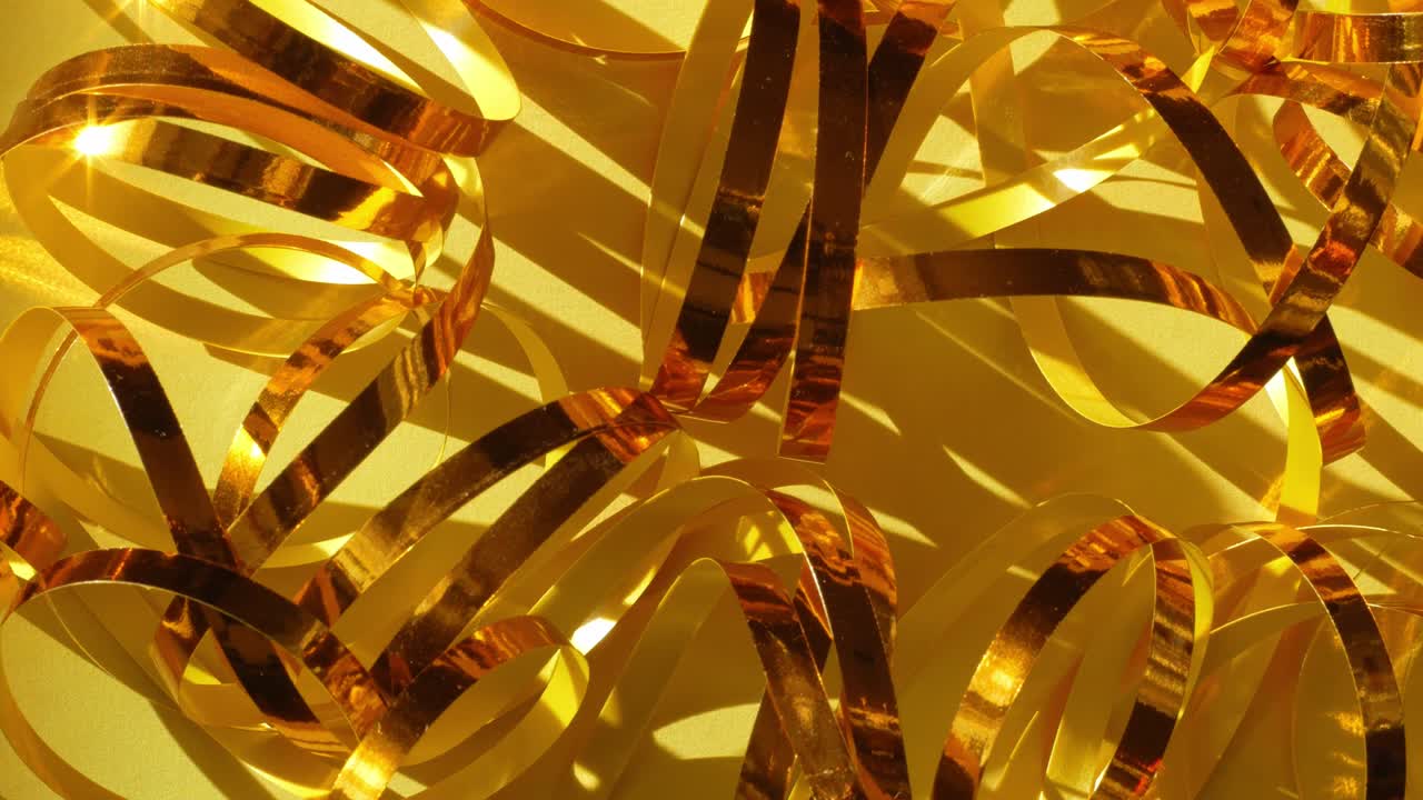 축제 노란색 배경 4k 황금 반이는 반이는 리본 텍스처 반이는 장식 배경 휴일 새해 크리스마스 생일 파티 축제 추상적인 반이는 효과 반이는 영상