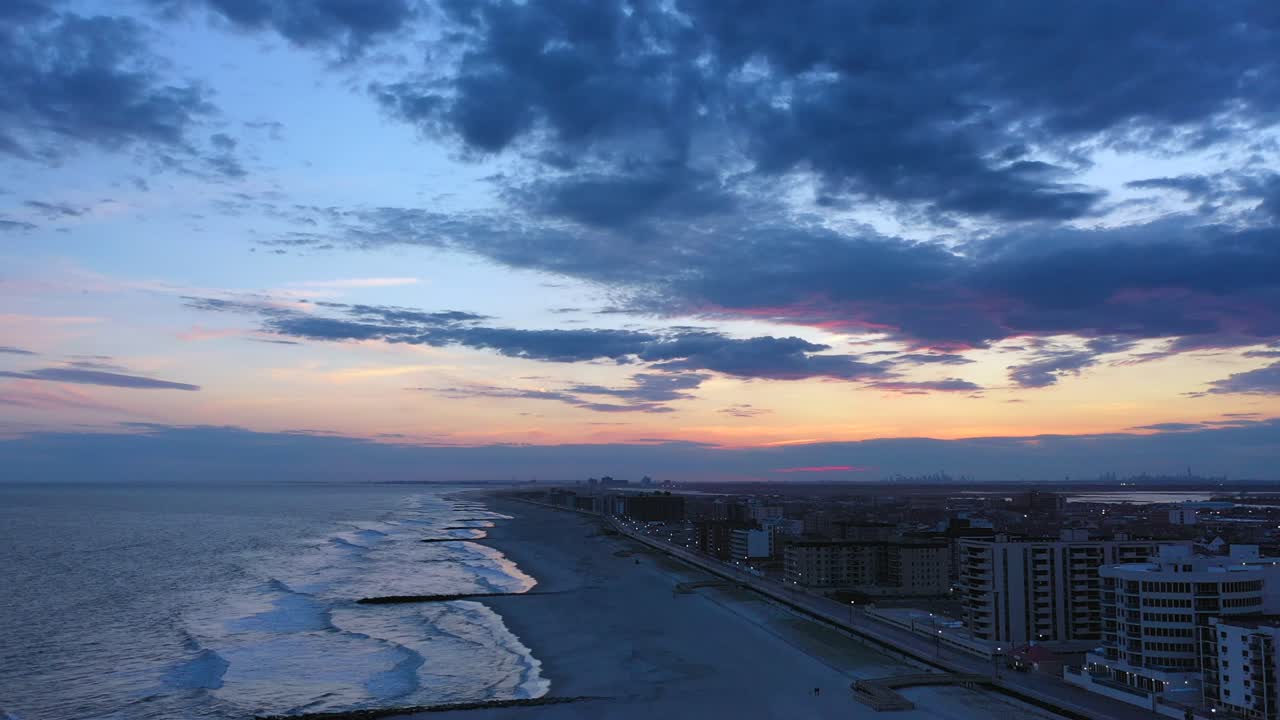 일몰 동안 조용한 해변에서 드론 촬영