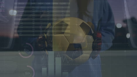animación de gráficos y datos financieros sobre la sección media del jugador de fútbol masculino con la pelota en el campo