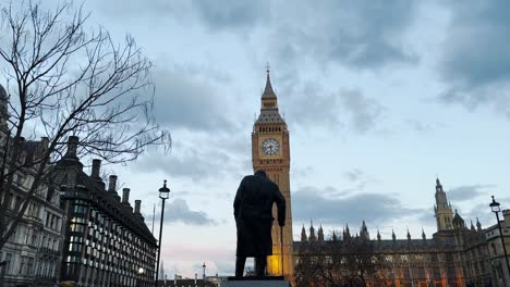 -High-Resolution-4K-3840-x-2160--Westminster-House-Of-Parliament--Winston-Churchill-statue-with-House-of-Parliament