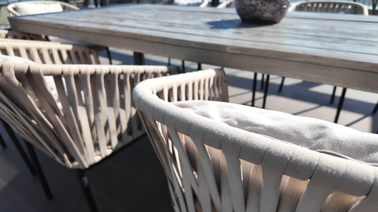 juego de comedor al aire libre con sillas tejidas