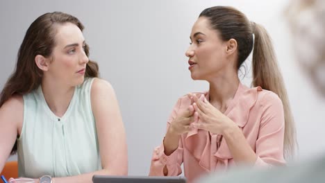 Diversas-Mujeres-De-Negocios-Reuniéndose-Y-Discutiendo-El-Trabajo-En-La-Oficina,-En-Cámara-Lenta