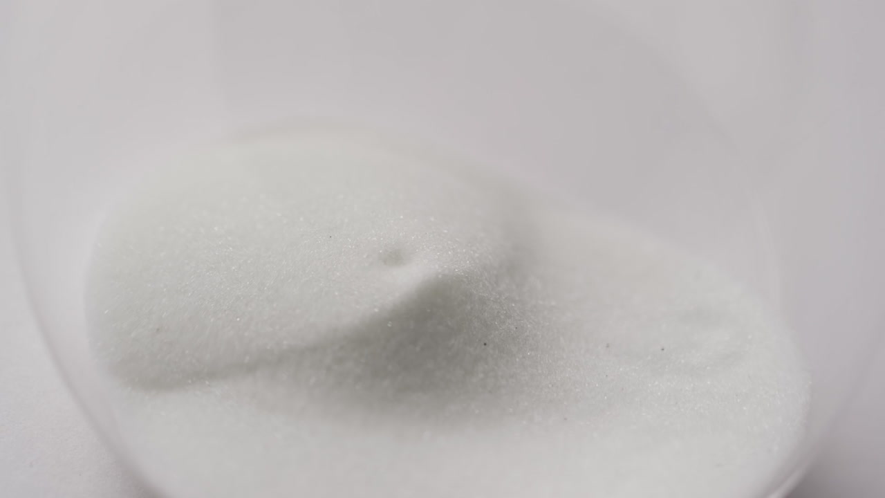 모래 를  ⁇ 는 모래 시계 의 클로즈업 영상,  ⁇  배경 에 있는 공간 을 복사