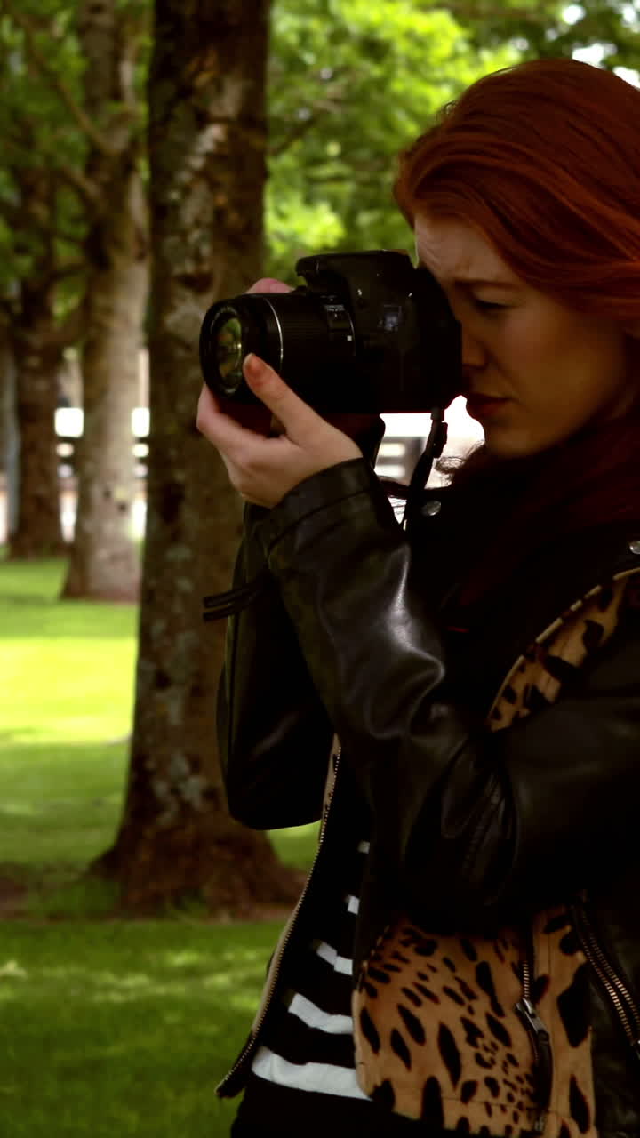 공원에서 사진을 찍는 예쁜 빨간 머리