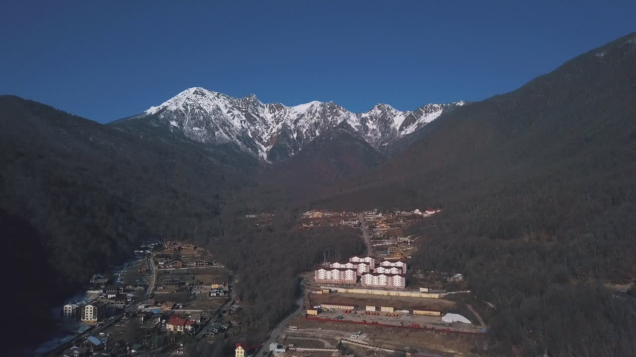 pueblo de montaña con picos cubiertos de nieve