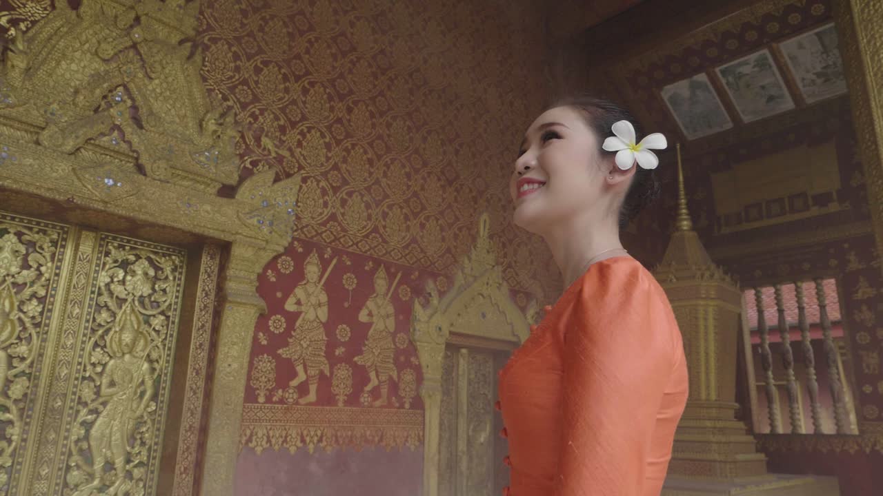 Menina Asiática Sorrindo e Usando Traje Tradicional no Templo, Em Câmera Lenta