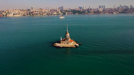 torre de la doncella también conocida como torre de leandro vista aérea desde estambul.