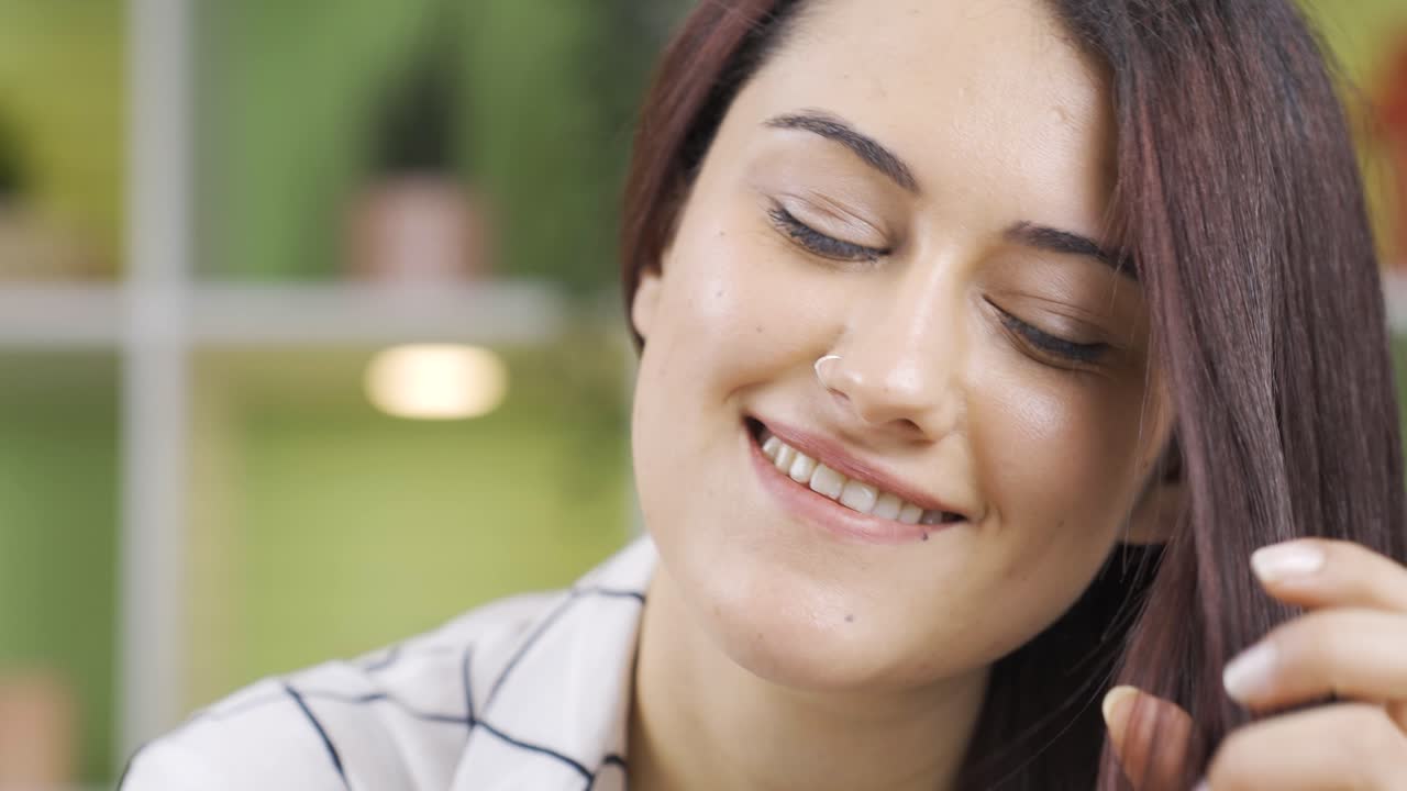 la joven se molesta cuando ve las puntas rotas de su cabello.
