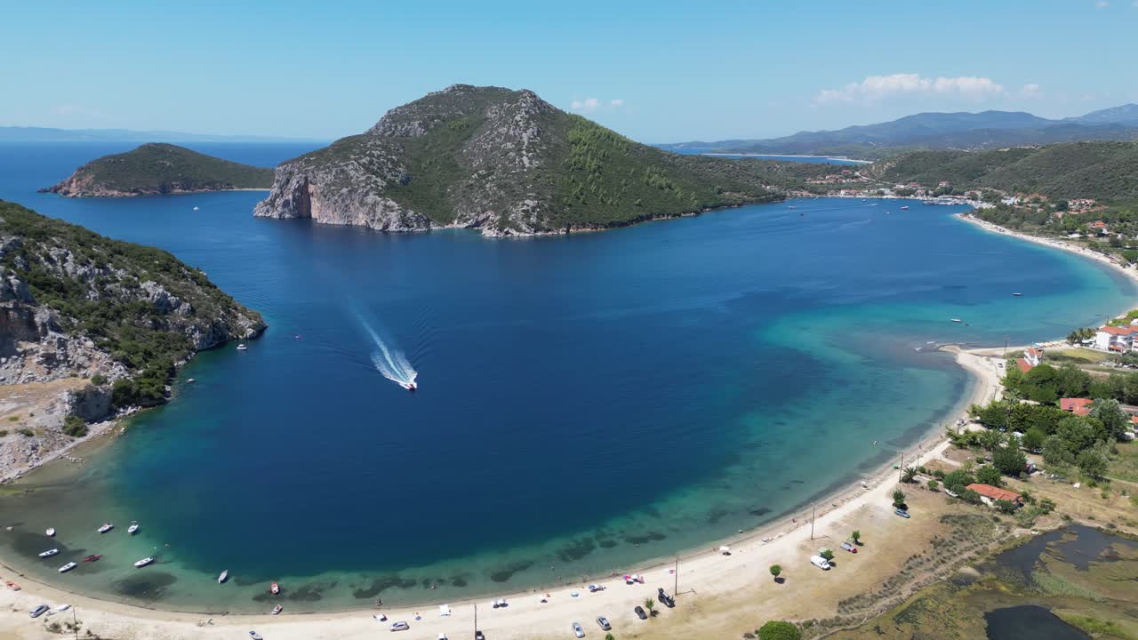 playa de porto koufo, bahía y jet ski en sithonia, halkidiki, grecia - 4k aéreo