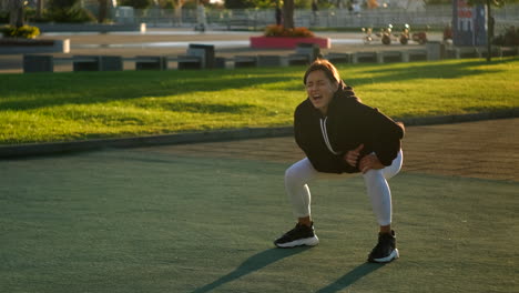 mujer haciendo ejercicio en un parque