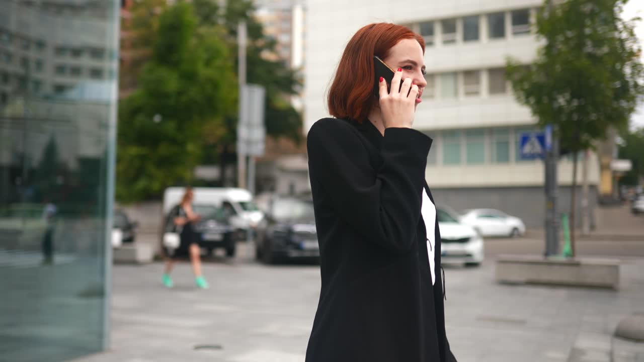 도시에서 전화로 얘기하는 여자